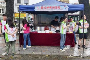 记者：除穆勒之外拜仁球员均直接登上大巴，没有人接受采访